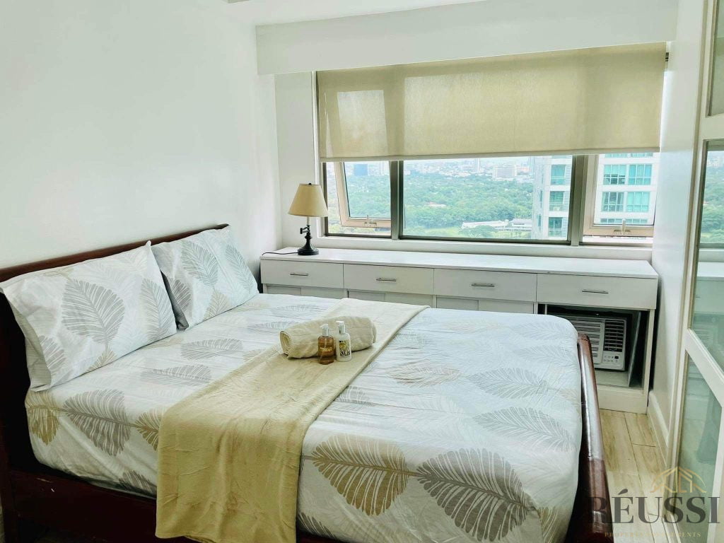 Forbeswood Parklane Condo For Sale